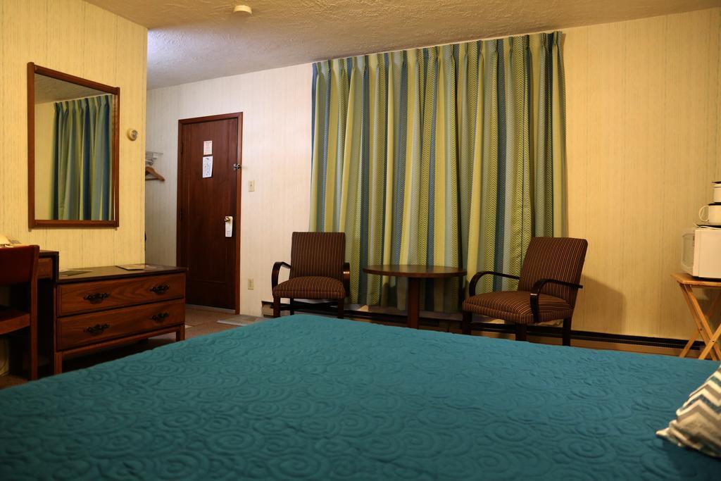 Arrowhead Inn Huntsville Room photo